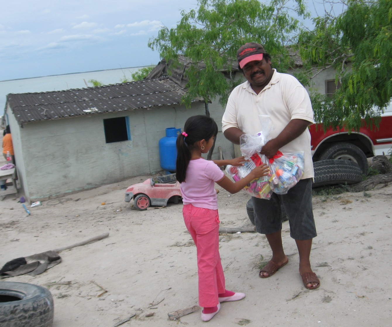 President of Mano de Leon Primary school receives Day of the Child gifts.
